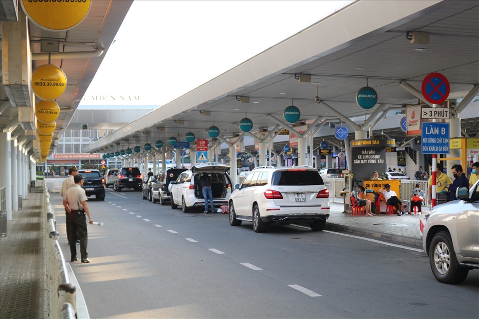 Bạn Nên Chọn Xe 7 Chỗ Từ Sân Bay Tân Sơn Nhất Về Các Khu Đô Thị vì có Xe Đời Mới, Sạch Sẽ, An Toàn